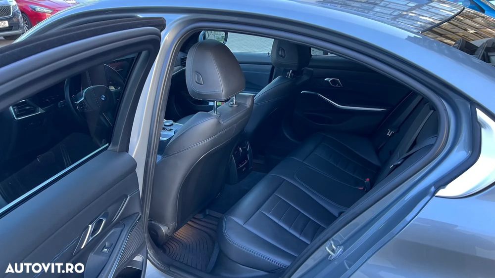 BMW Seria 3 330i xDrive AT - 9