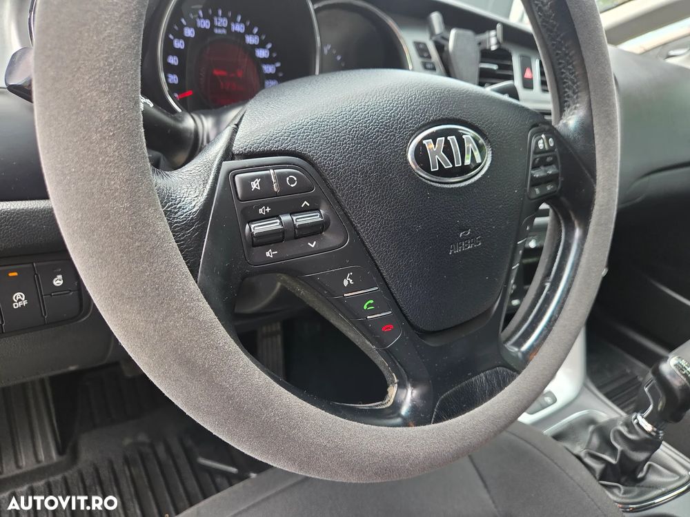 Kia Ceed 1.6 CRDi 128 Fifa World Cup Edition - 12