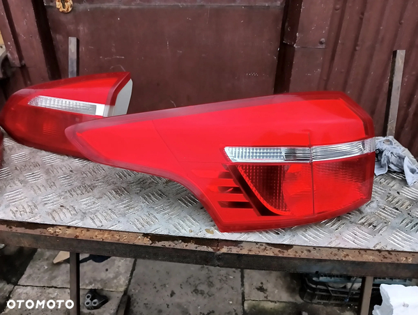 ford focus mk3 lift kombi lampa prawy tyl tylna prawa w blotnik f1eb-13405-da
