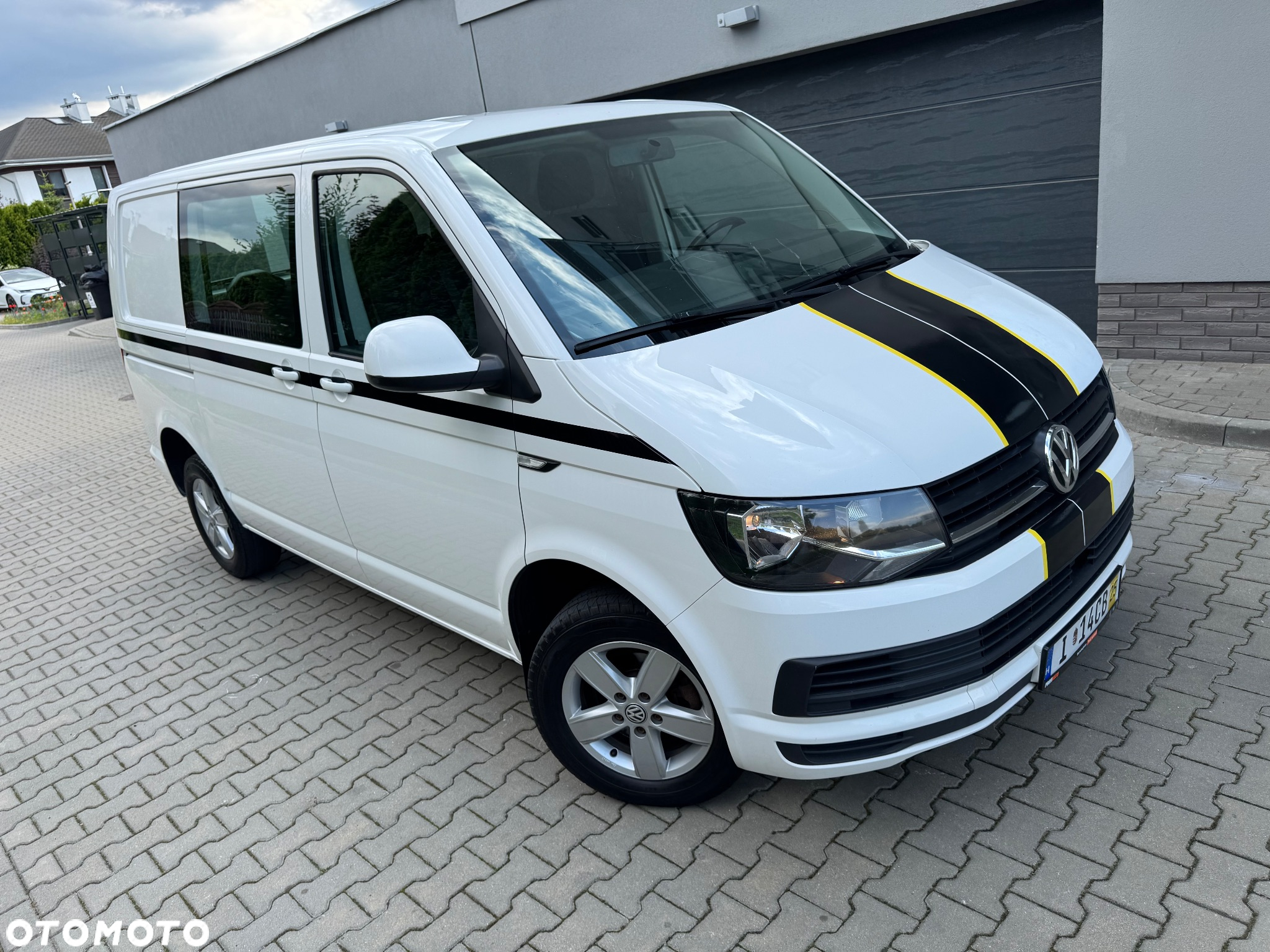 Volkswagen Transporter T6 automat DSG podwójne drzwi z obu stron Faktura VAT 23% kamera klimatyzacja podgrzewane siedzenia czujniki VW T6 webasto brutto drzwi x2 2.0 TDI 110KW 150KM skrzynia biegów automatyczna export - 3