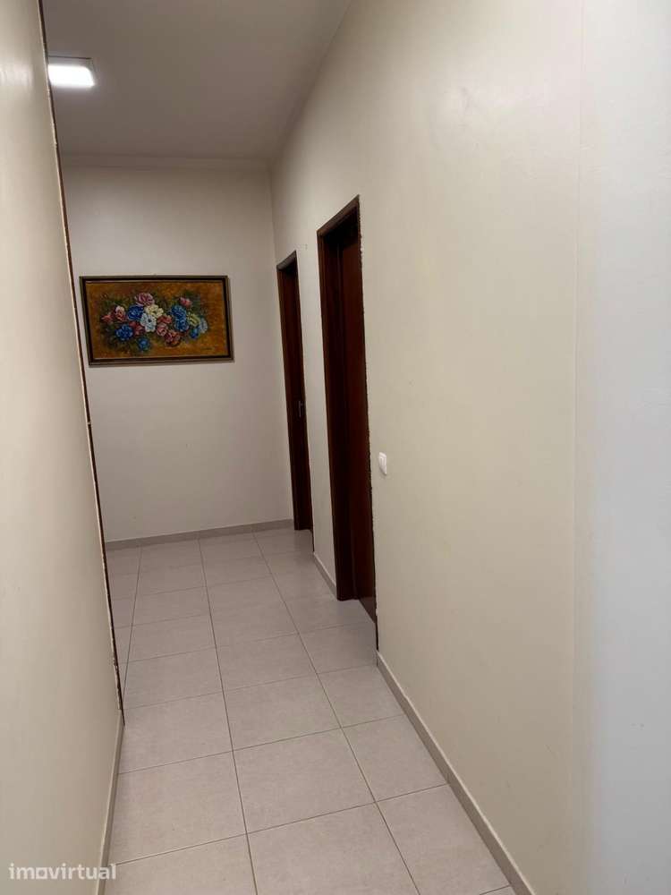 T3 com varanda, cozinha separada e boas áreas - Grande imagem: 2/13