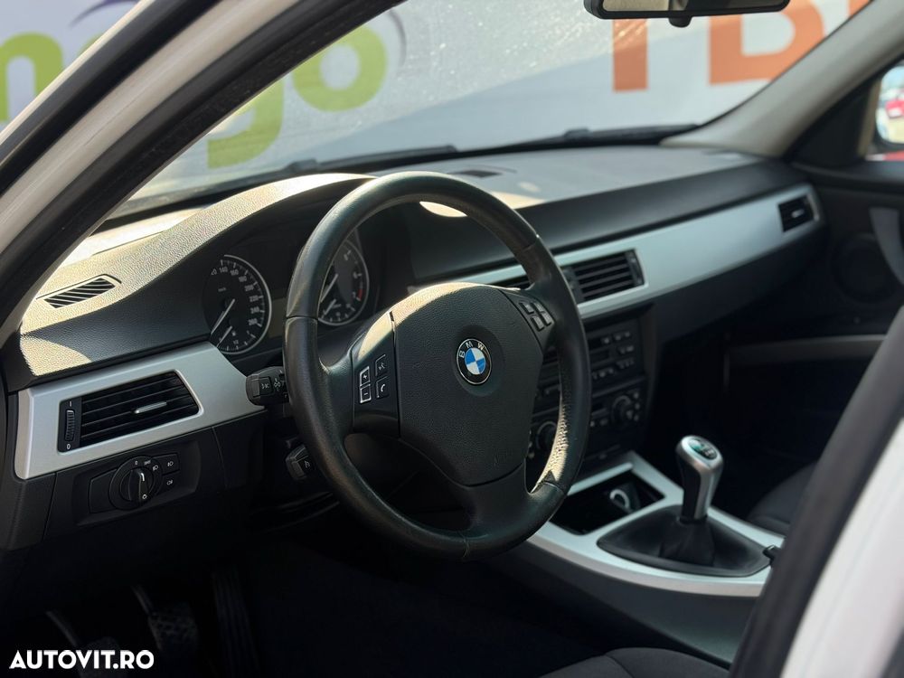 BMW Seria 3 318i - 28