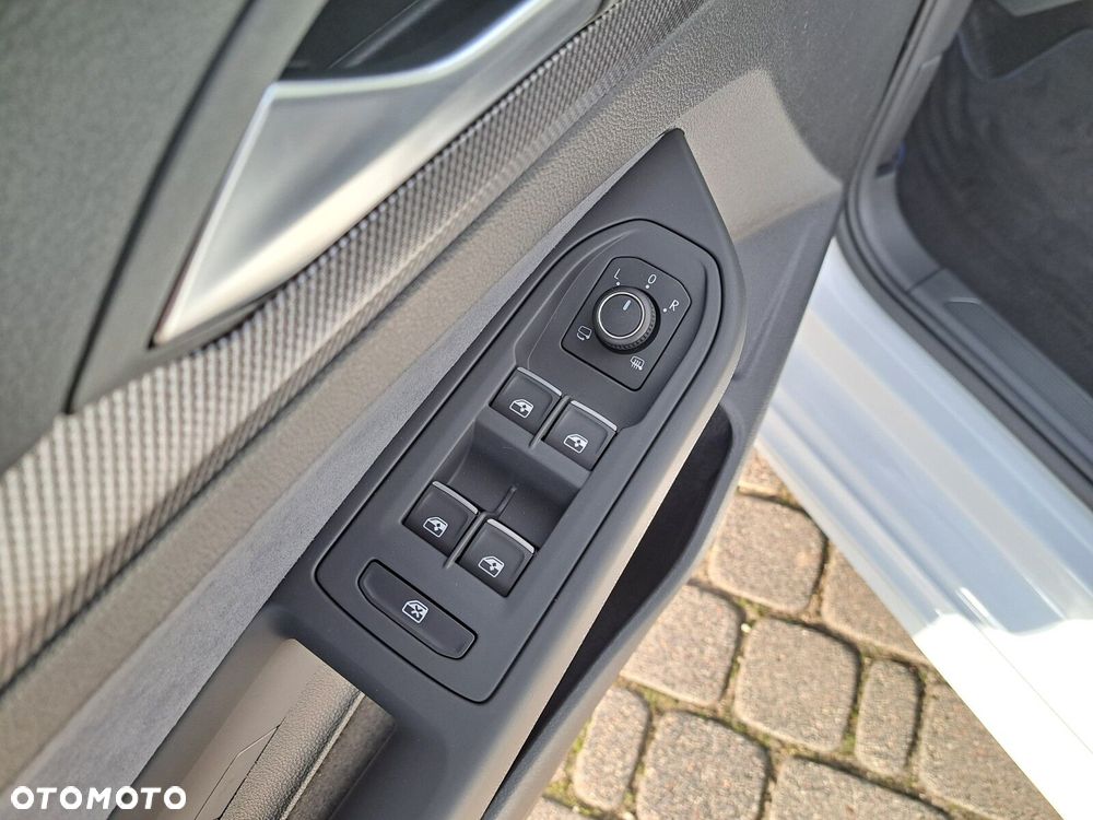 Volkswagen Golf VIII 2.0 TSI 4Motion R - 12