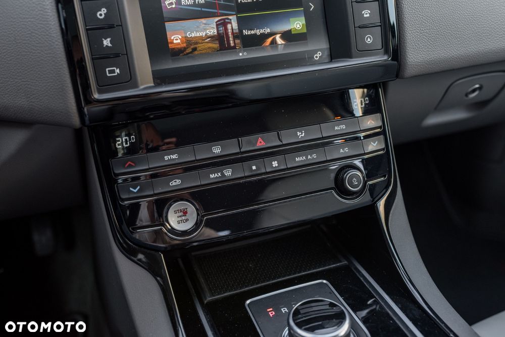 Jaguar XE 2.0 T Prestige - 30