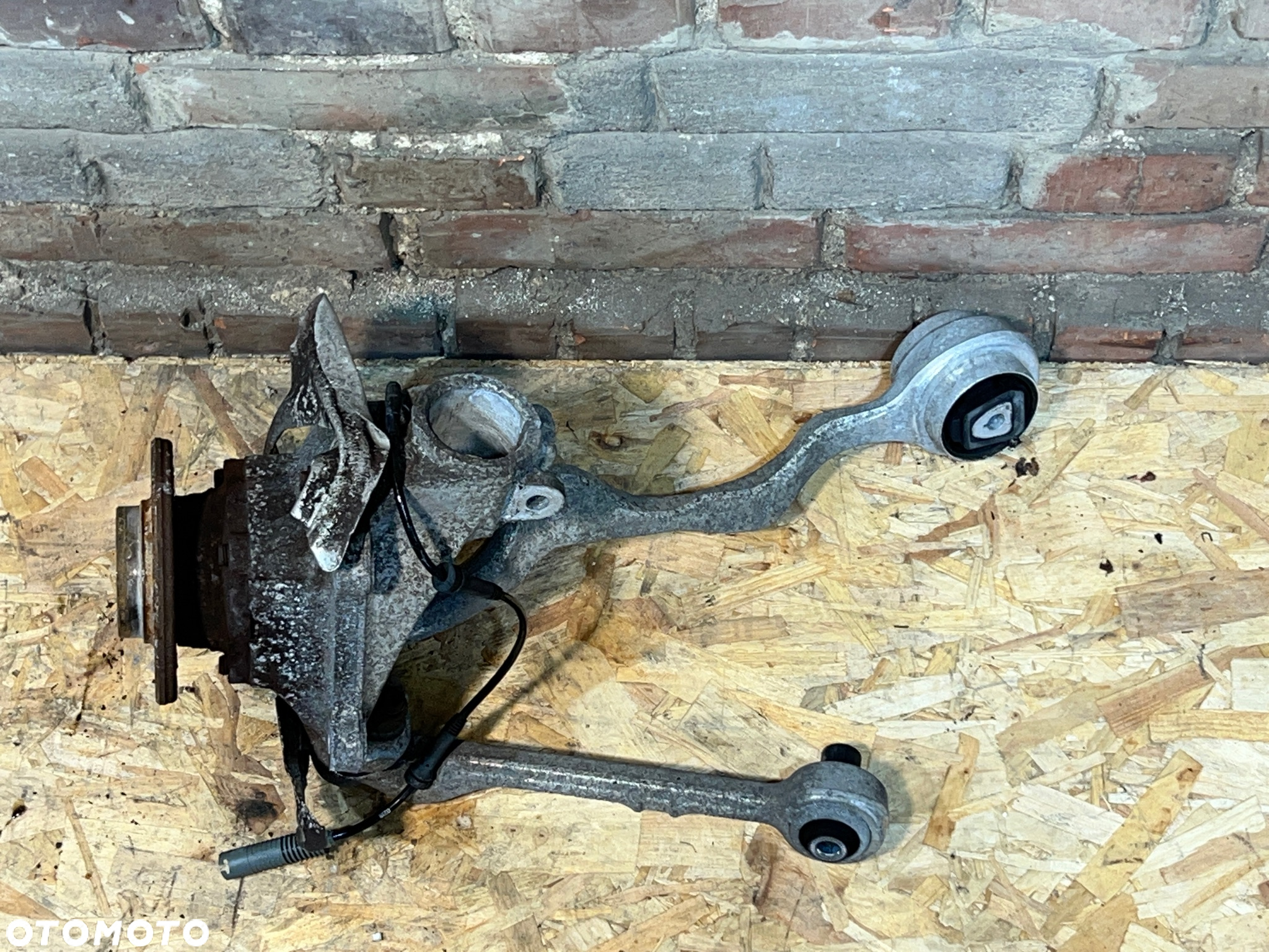 BMW E81 E82 E87 E88 E89 E90 E91 E92 E93  ZAWIESZENIE ZWROTNICA LEWA WAHACZ PRZÓD LEWY  6764443 - 3