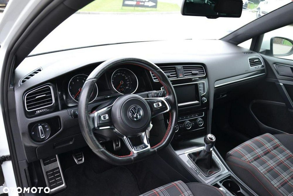 Volkswagen Golf - 18