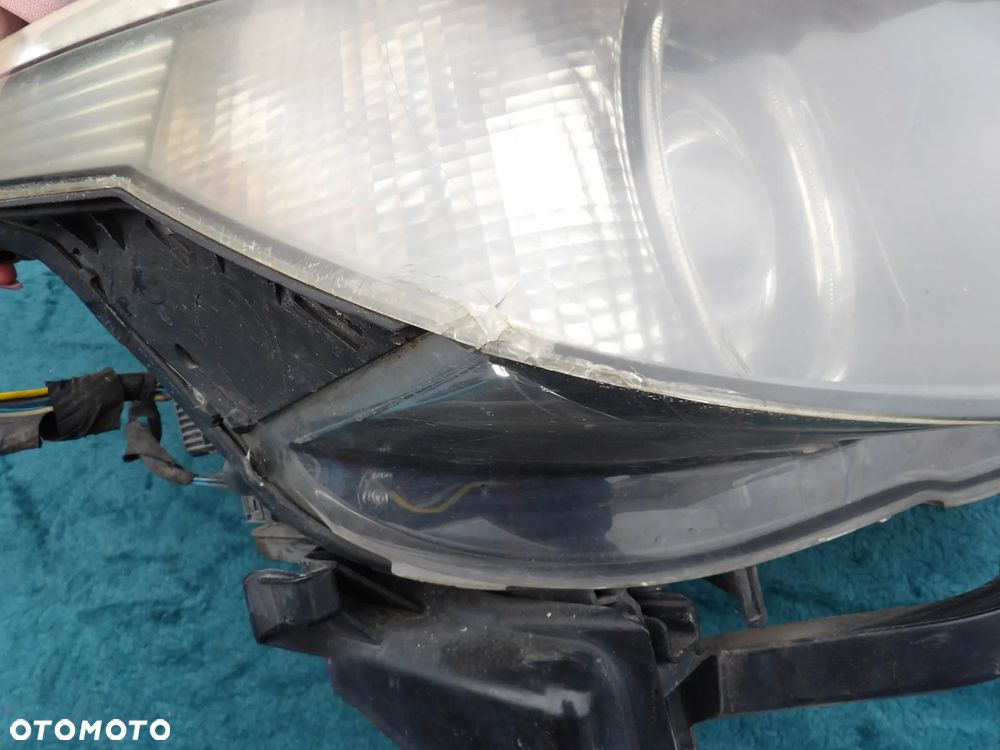 BMW - E60 - PRAWA LAMPA PRZEDNIA - PRZED LIFT - XENON - USZKODZONE SZKŁO - EUROPA - 3