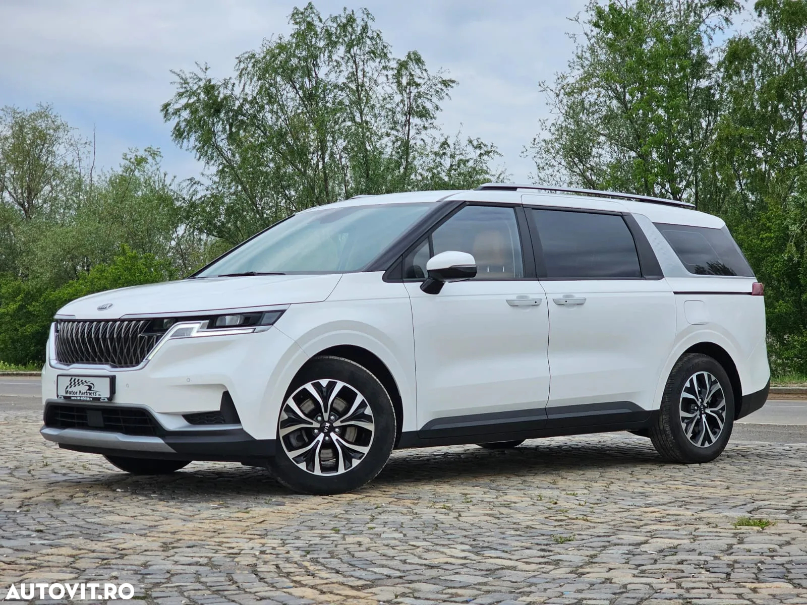 Kia Carnival - 4