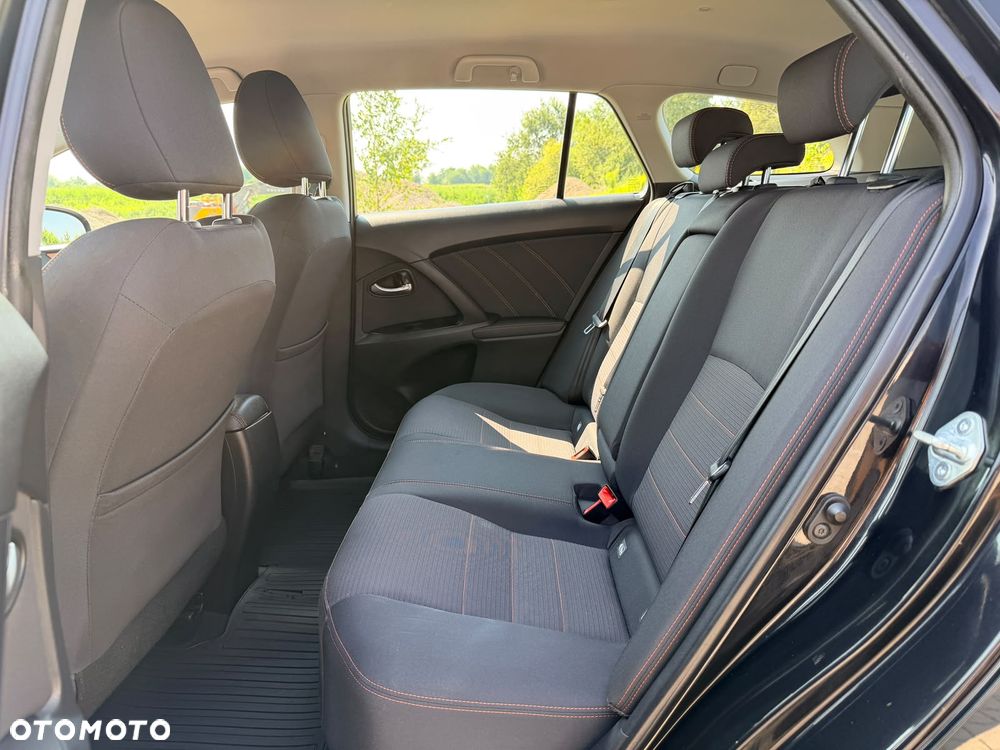 Toyota Avensis 1.8 Active - 10