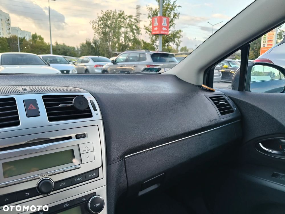 Toyota Avensis 1.8 Luna - 29