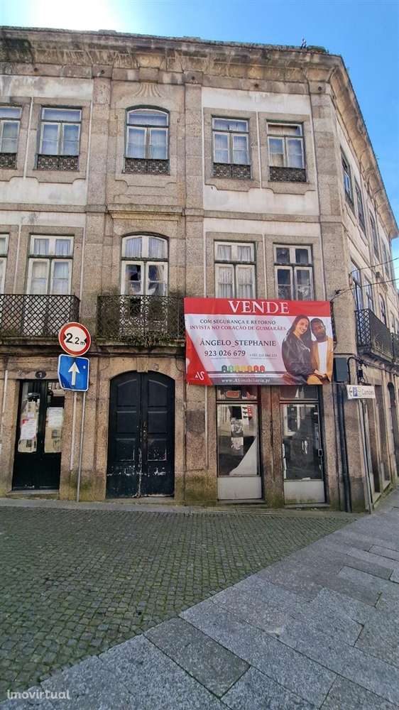 Prédio Urbano com Comércio e Habitação no Coração de Guimarães - Grande imagem: 2/25