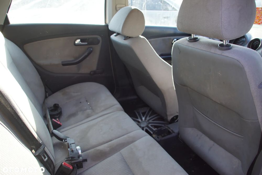 Auto na części - Seat Ibiza III 1.2 12V 64 KM AZQ GSB LS7N 2003R Silnik Skrzynia Drzwi Maska Klapa Zderzak Błotnik Szyba Lusterko Klamka Lampa Deska Kokpit Sterownik Moduł Czujnik Licznik Panel Kierownica - 15