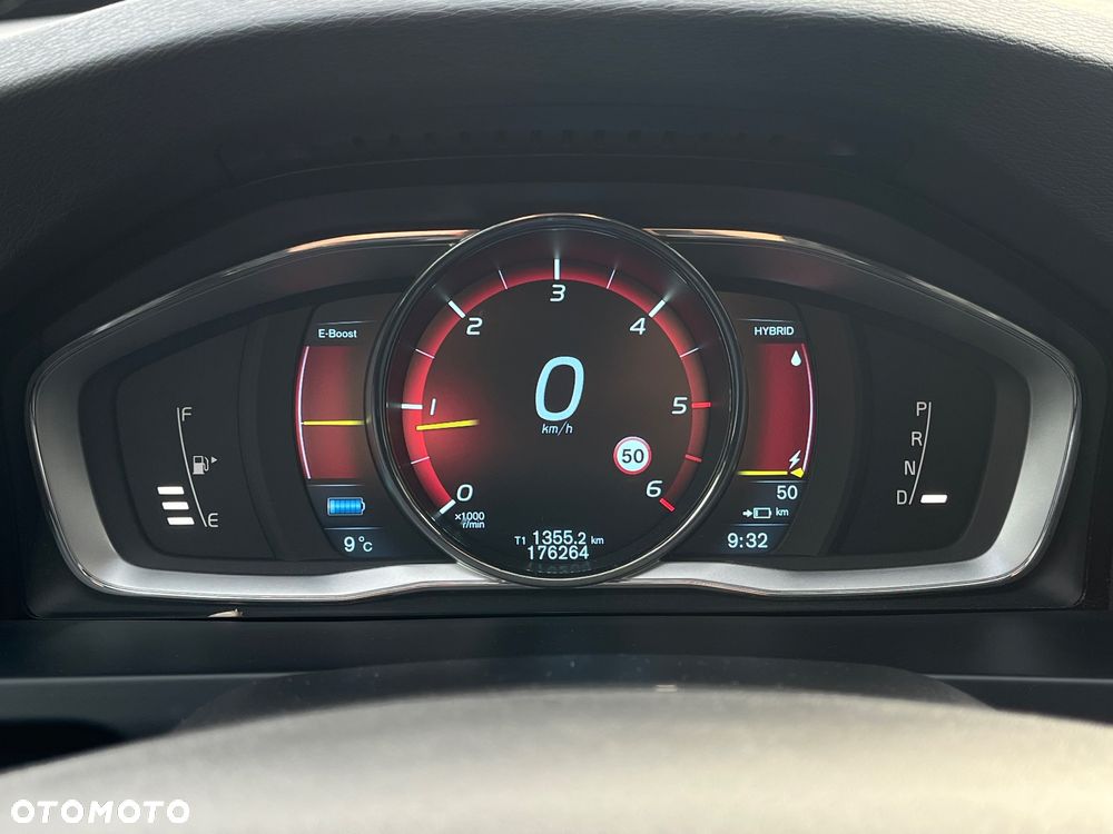 Volvo V60 D6 AWD Plug-in Hybrid R-Design Summum - 26