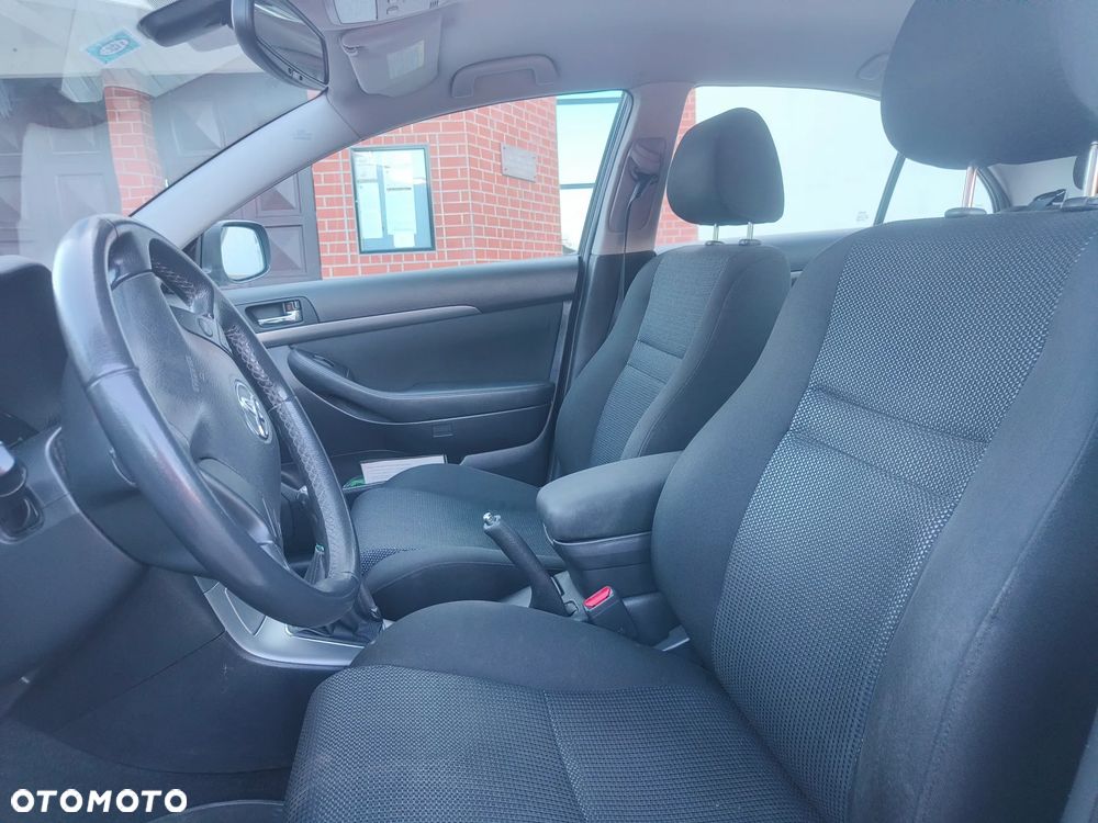 Toyota Avensis 1.8 VVT-i Luna - 24