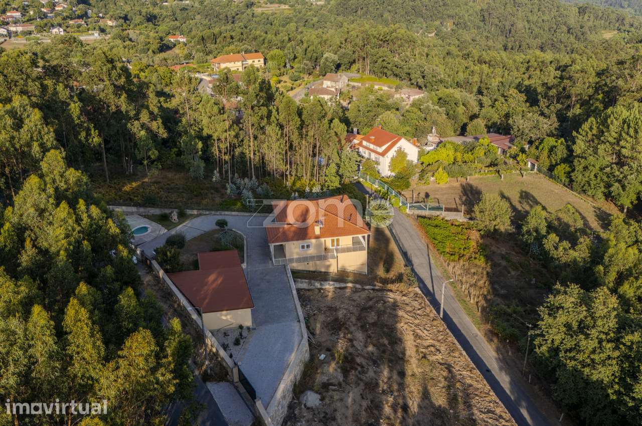 Moradia T3 com Piscina em Portela das Cabras, Vila Verde - Grande imagem: 4/49