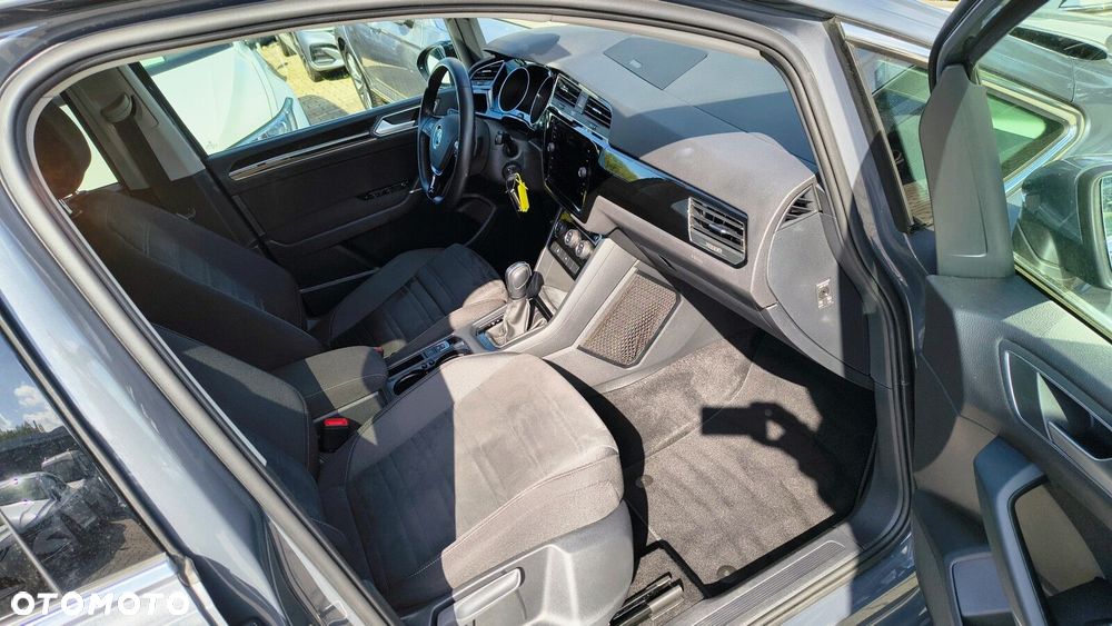 Volkswagen Touran - 33
