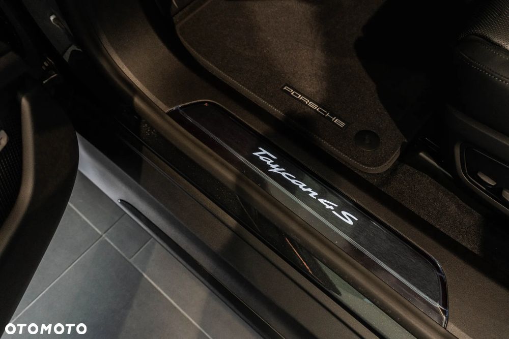 Porsche Taycan 105kWh 4S Black Edition - 23