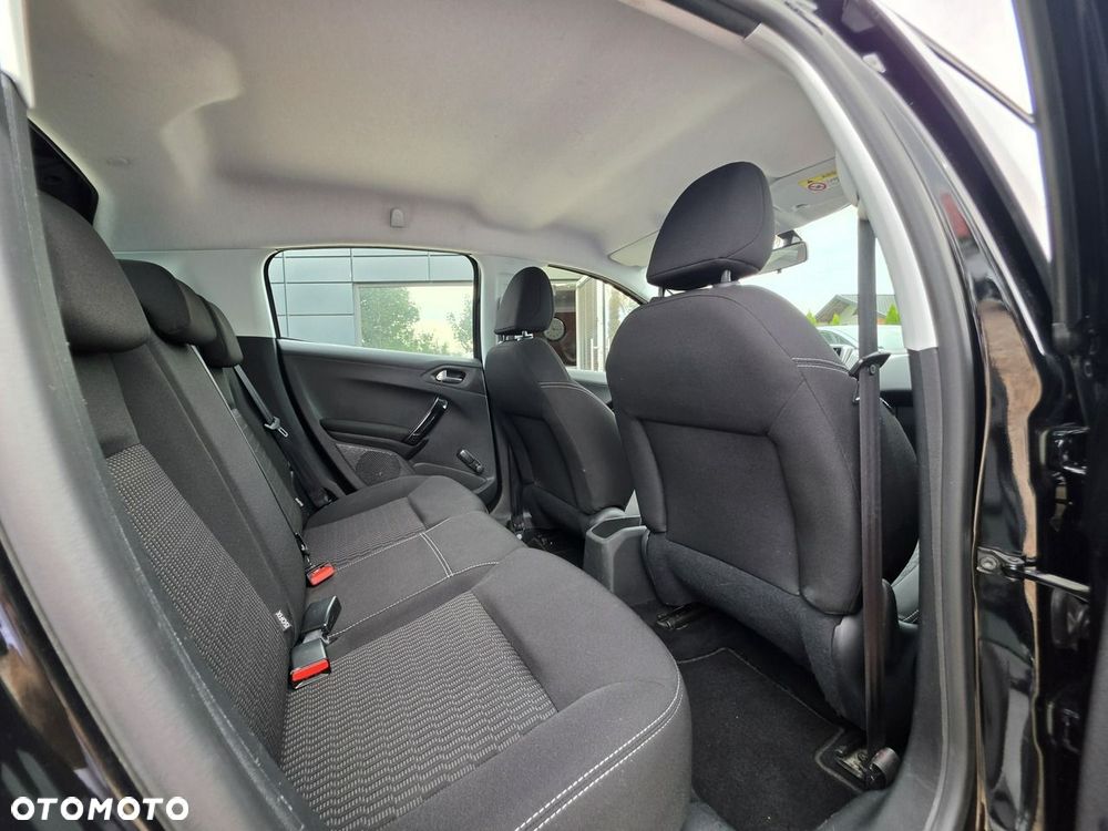 Peugeot 208 - 35