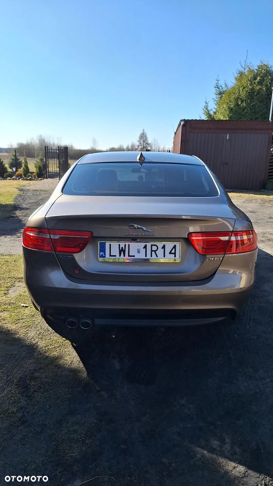 Jaguar XE 2.0 D Prestige - 6