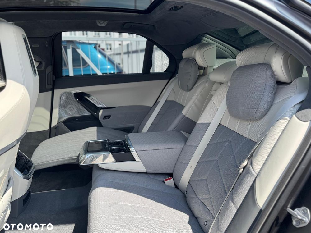 BMW Seria 7 M760e xDrive - 29