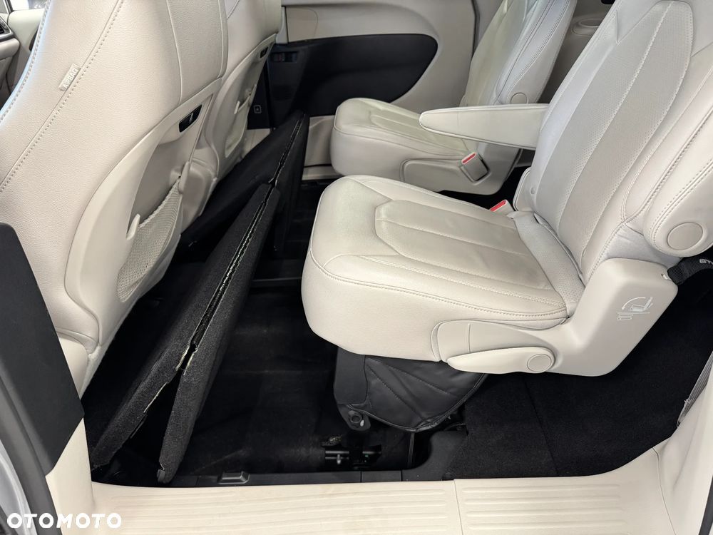 Chrysler Pacifica - 11