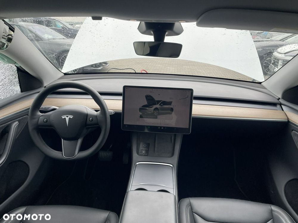 Tesla Model Y - 10