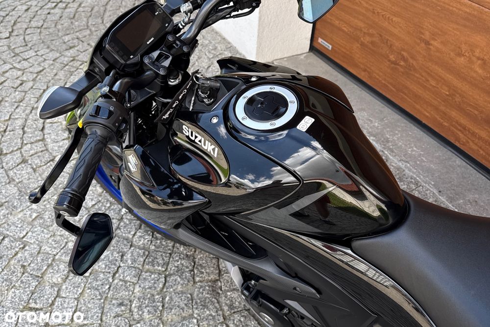 Suzuki GSX - 22