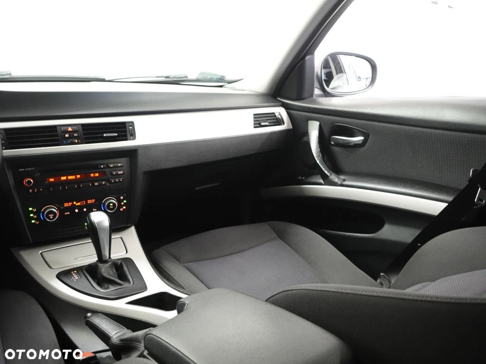 BMW Seria 3 320d xDrive DPF - 29