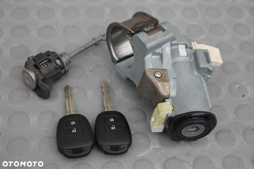 STACYJKA  2 KLUCZYKI TOYOTA VERSO-S 10-15 - 1