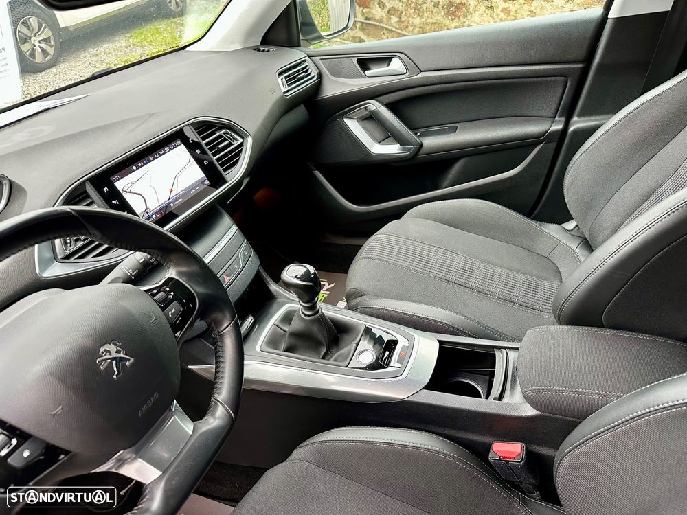 Peugeot 308 1.2 PureTech Allure - 18