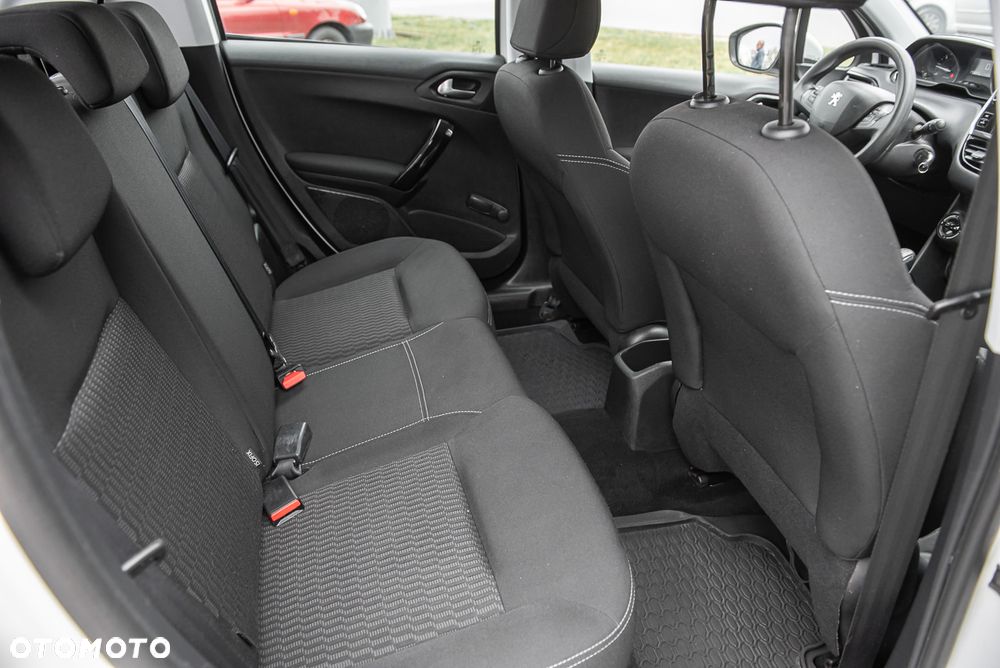 Peugeot 208 1.6 BlueHDi Allure S&S - 26
