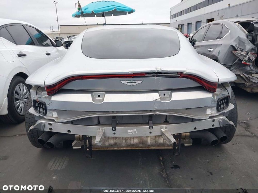 Aston Martin Vantage - 6