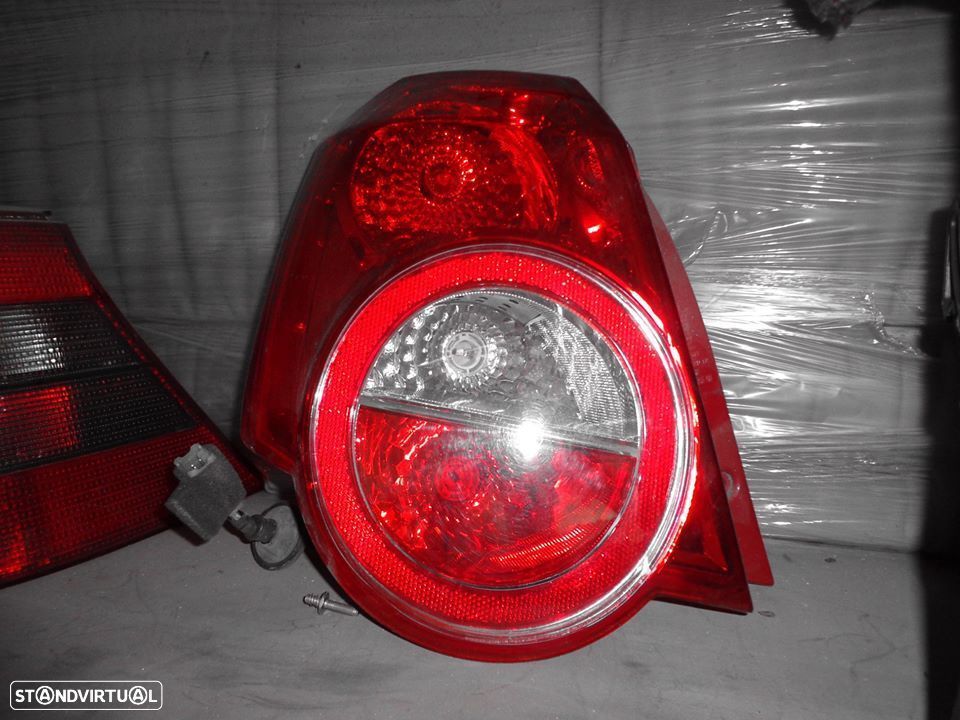 Farol stop Chevrolet Aveo ano 2010 - 1