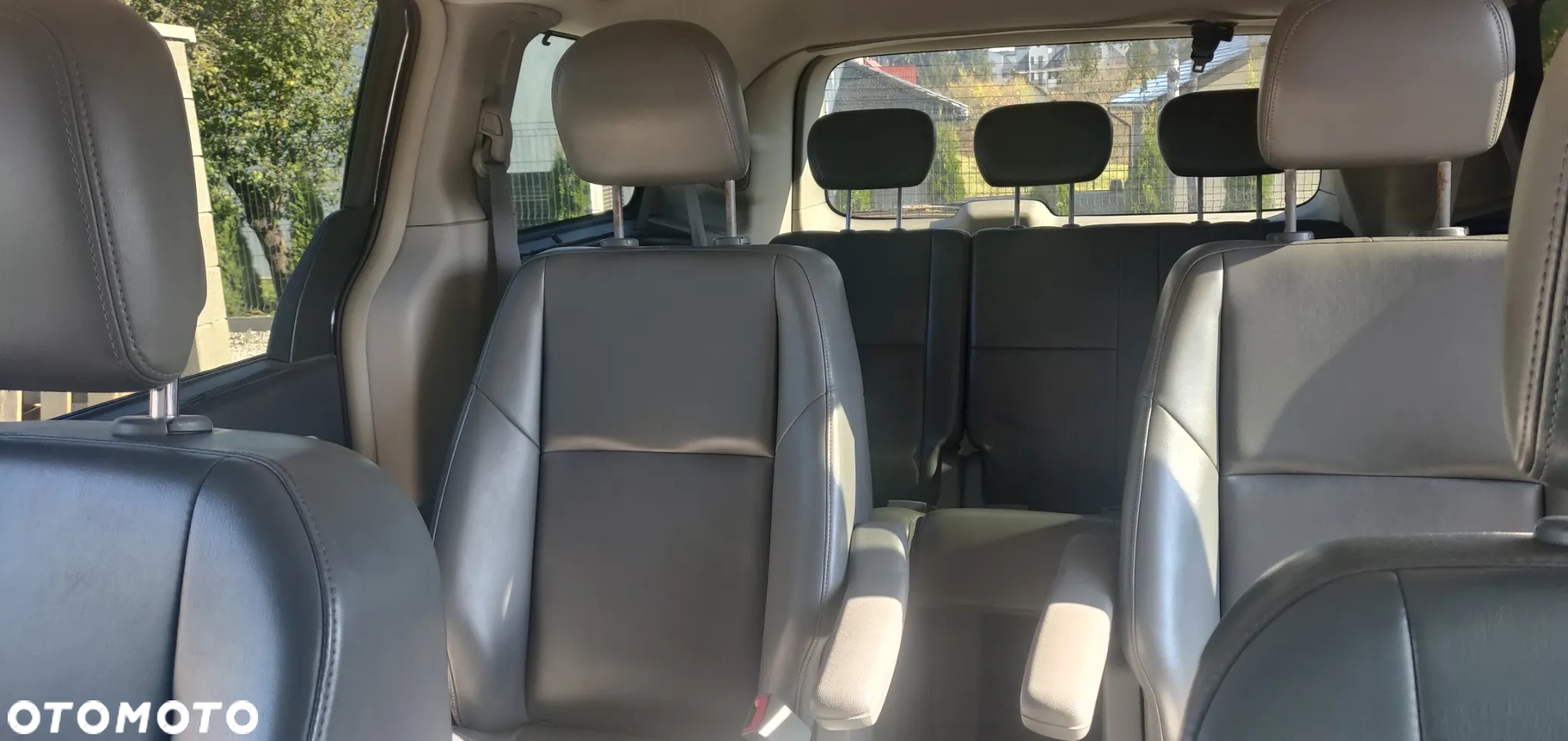 Volkswagen Routan - 13