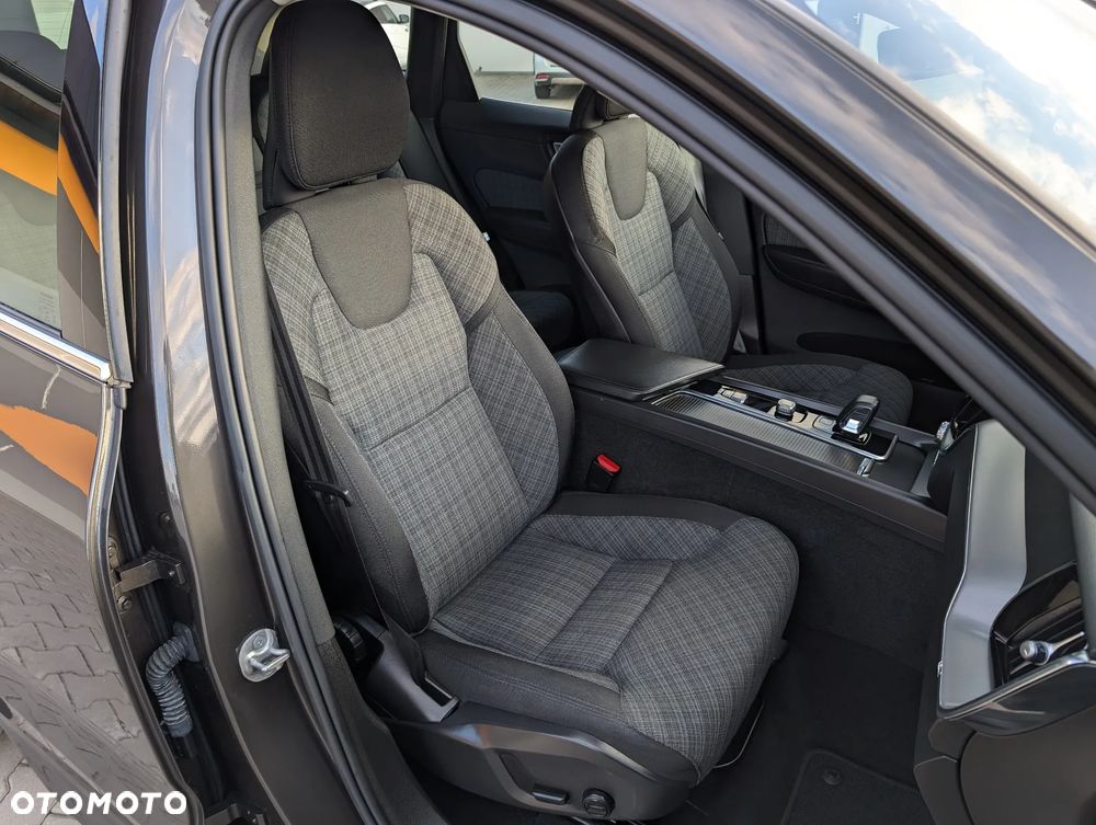 Volvo XC 60 B4 B Essential - 36