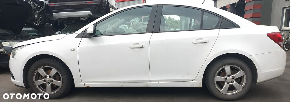 CHEVROLET CRUZE (J300) 1.6 113KM DRZWI LEWY PRAWY PRZÓD TYŁ ZDERZAK KLAPA BŁOTNIK SZYBA LUSTERKO LAMPA SILNIK SKRZYNIA CAŁY NA CZĘŚCI - 1