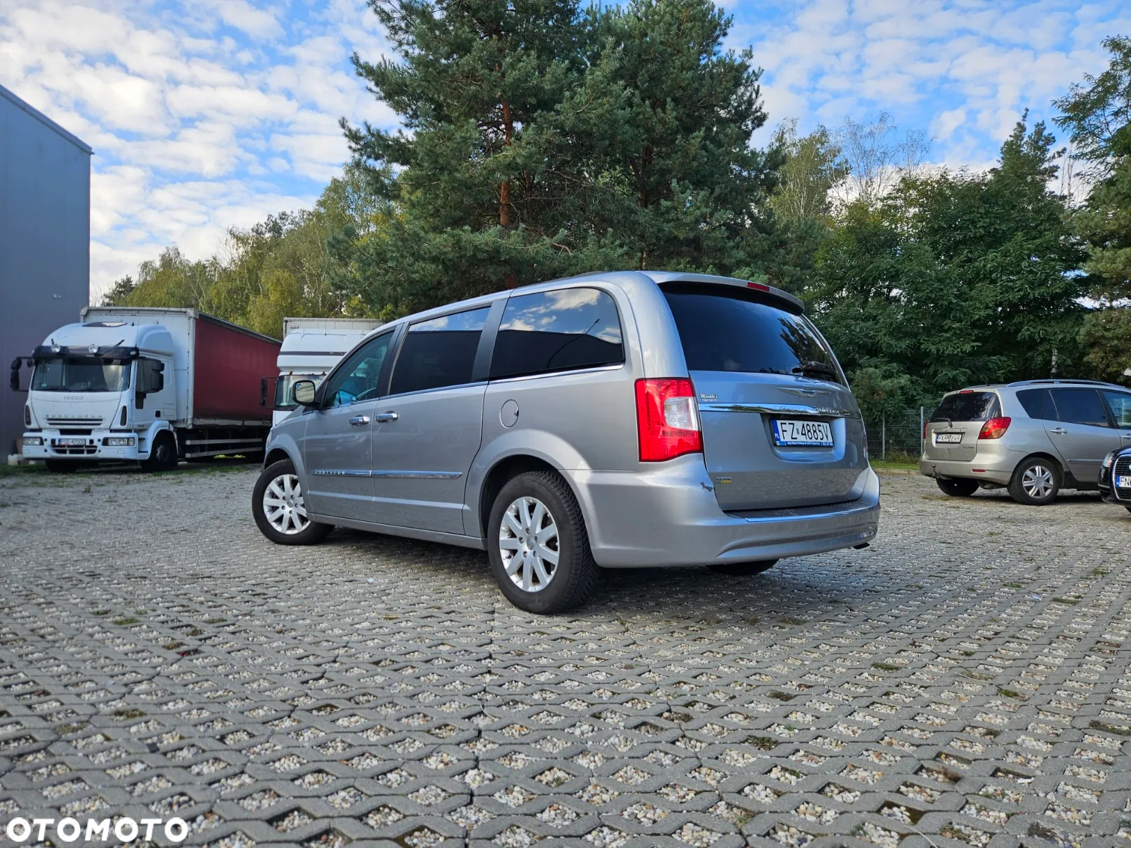 Chrysler Town & Country - 4