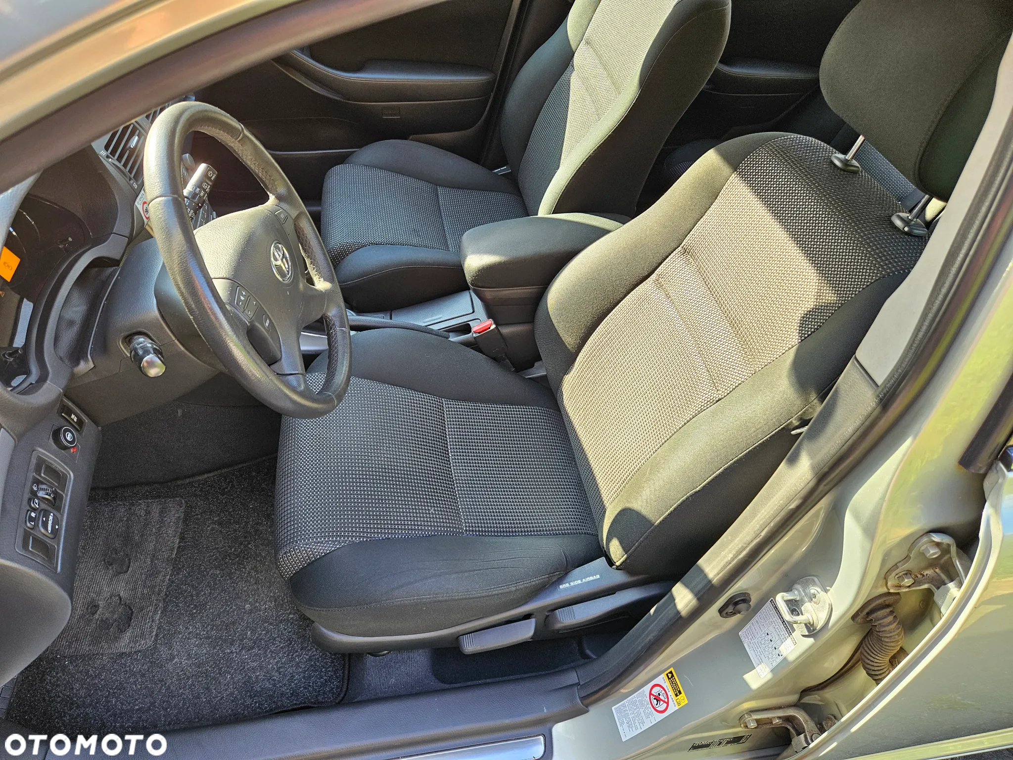 Toyota Avensis 1.8 VVT-i Combi Sol - 17