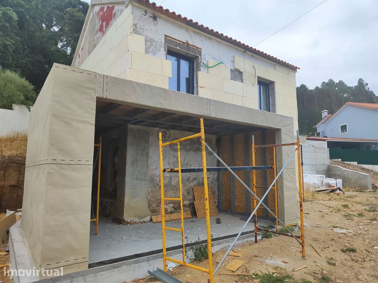 Moradia em remodelação T2+1 em Azueira - Grande imagem: 2/15