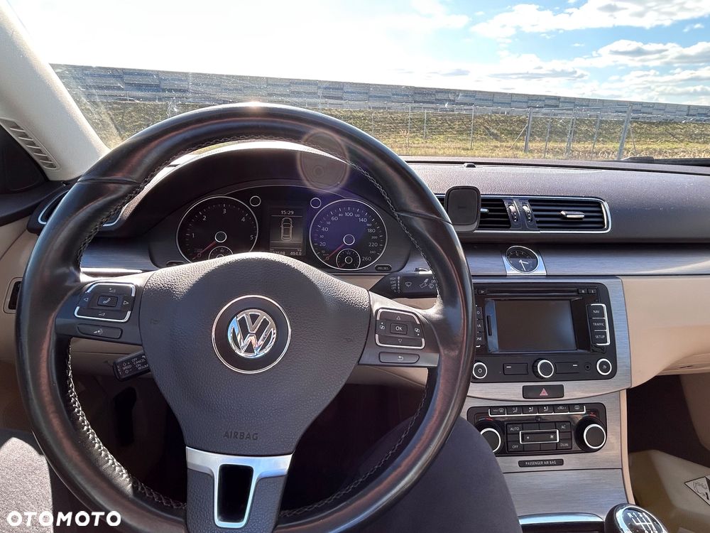 Volkswagen Passat - 12