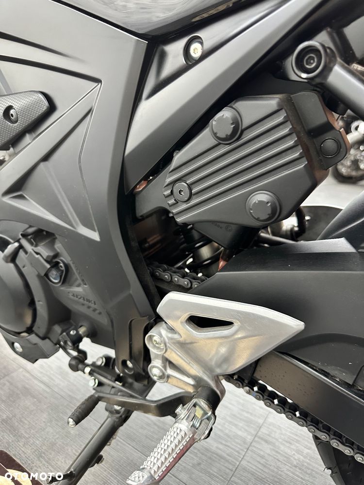 Suzuki GSX - 27