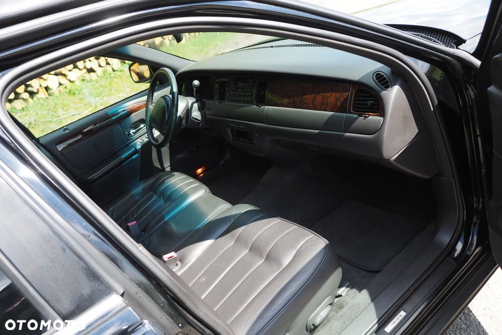 Lincoln Town Car - 13
