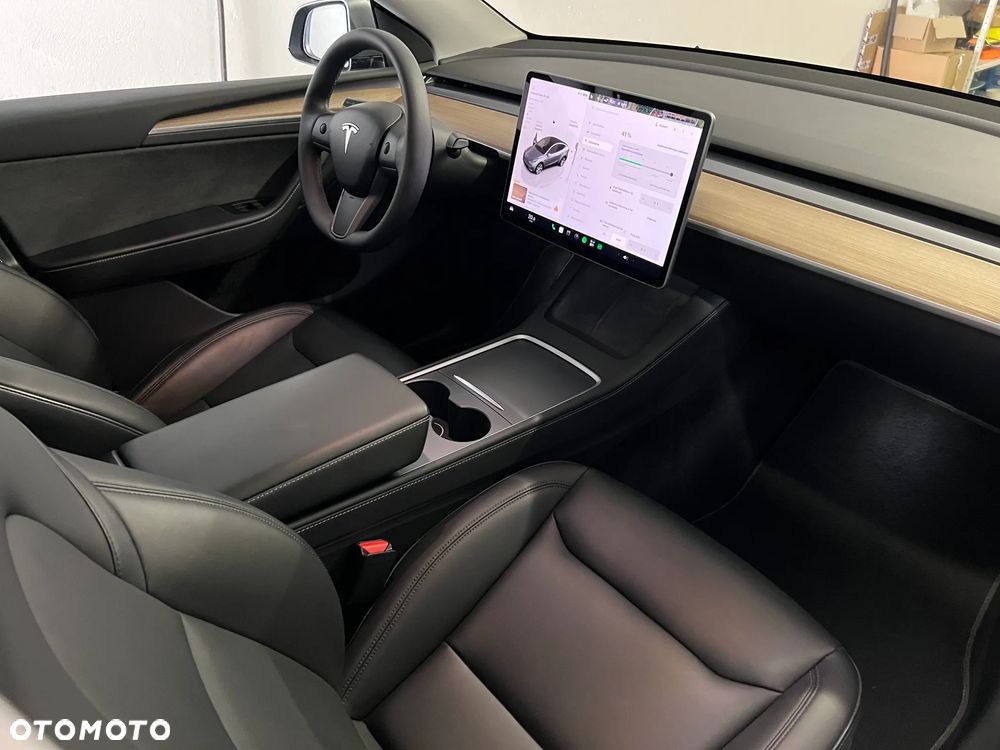 Tesla Model Y - 16