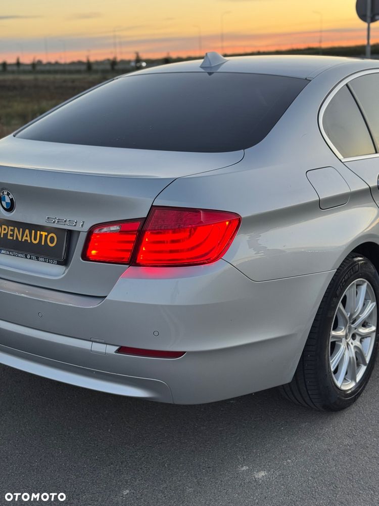 BMW Seria 5 523i Touring - 10