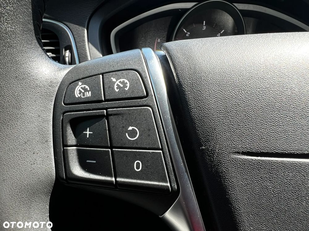Volvo V40 Cross Country D2 Momentum - 29