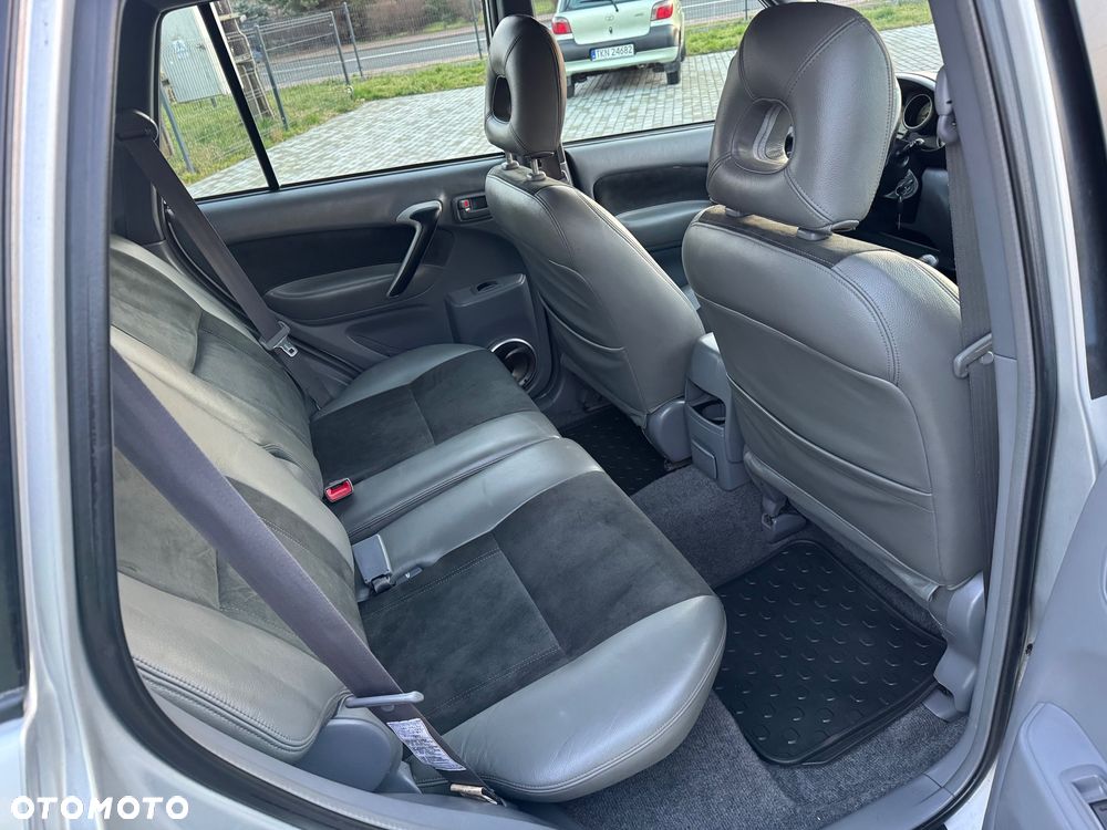 Toyota RAV4 D-4D 4x4 - 13