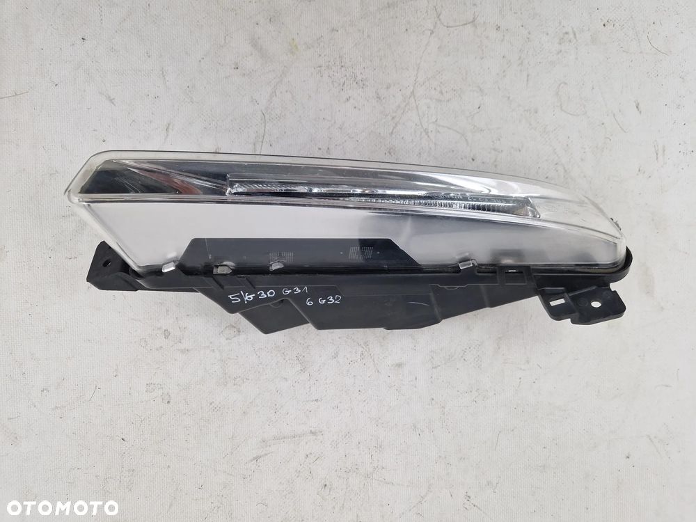 Prawy halogen DRL BMW 5 G30 G31 - 2