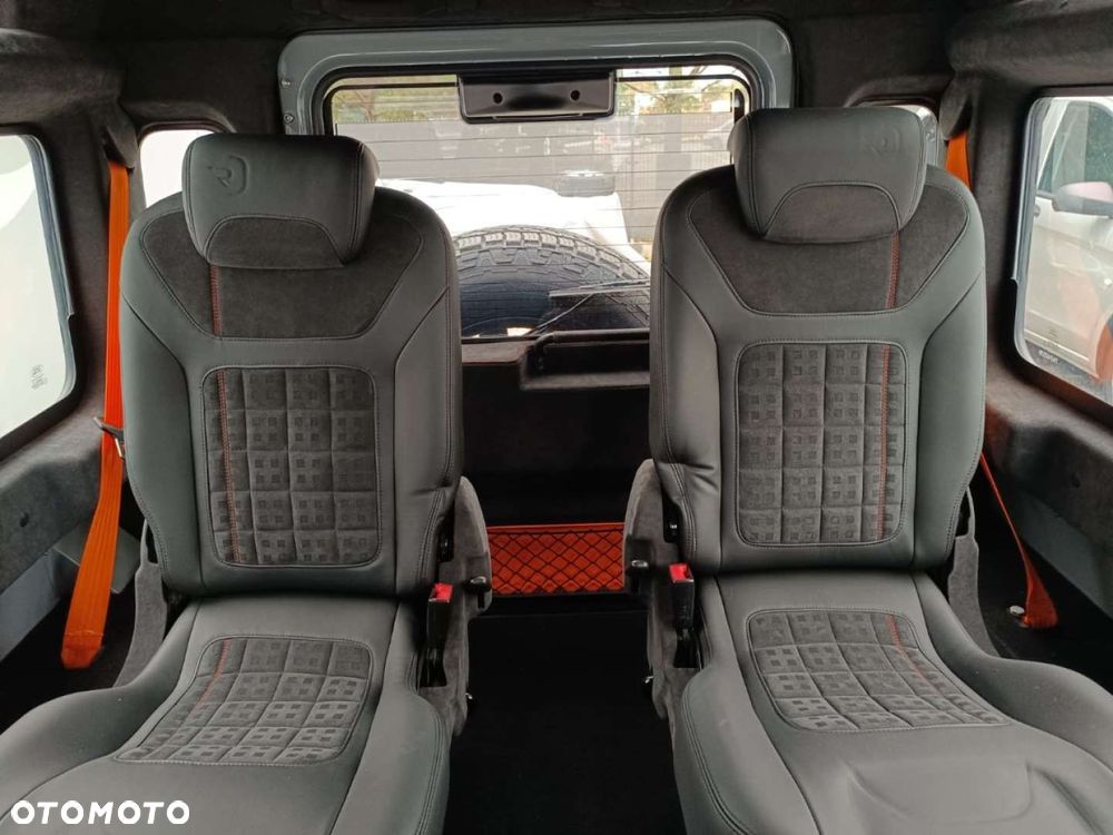 Land Rover Defender - 33