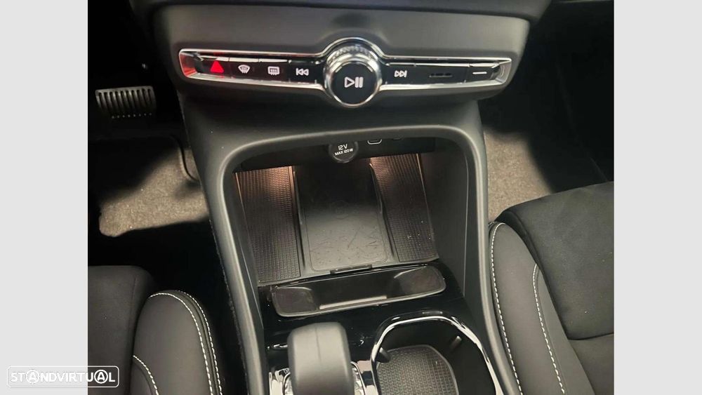 Volvo XC 40 2.0 B3 Plus Dark - 22