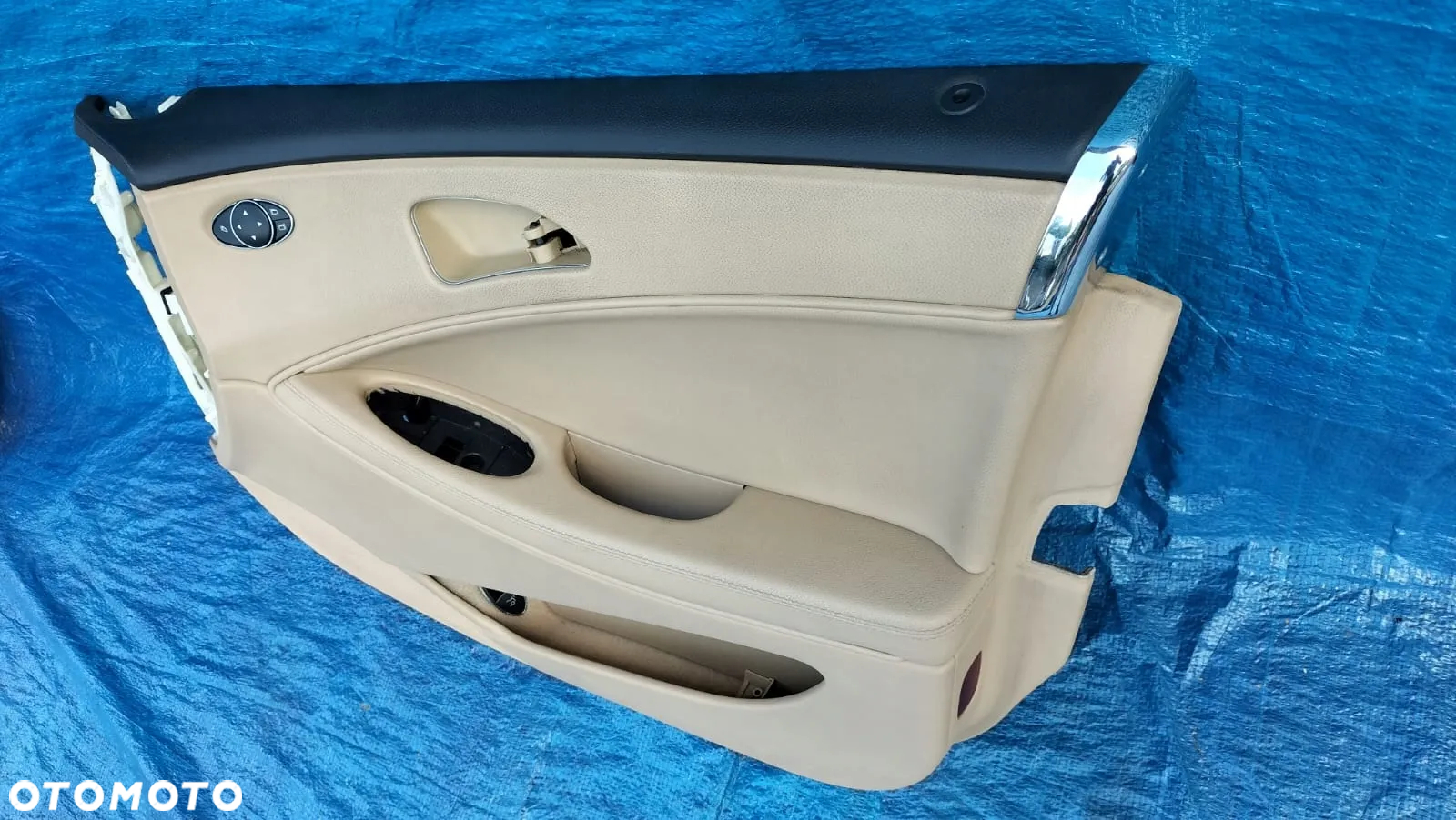 BOCZEK TAPICERKA DRZWI PRAWY PRZÓD BEŻOWY PODŁOKIETNIK ZAŚLEPKA A2197207870 A2197202048 A2197270628 MERCEDES CLS W219 C219 - 2
